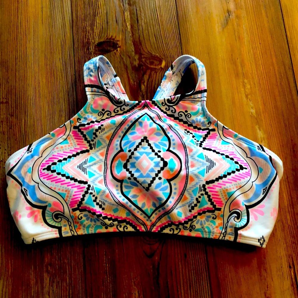 Cute bathing suite top. Pair with your favorite bottoms